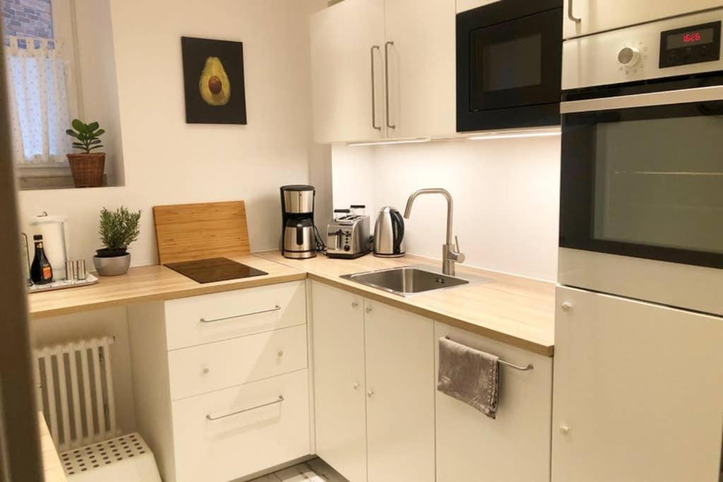 Gemuetliche Sanierte 1 Zimmer Wohnung Mit Privatem Parkplatz Im Zentrum Kiel Exterior foto
