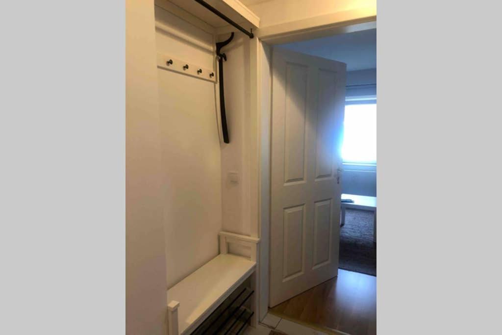 Gemuetliche Sanierte 1 Zimmer Wohnung Mit Privatem Parkplatz Im Zentrum Kiel Exterior foto