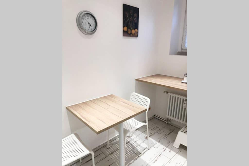 Gemuetliche Sanierte 1 Zimmer Wohnung Mit Privatem Parkplatz Im Zentrum Kiel Exterior foto