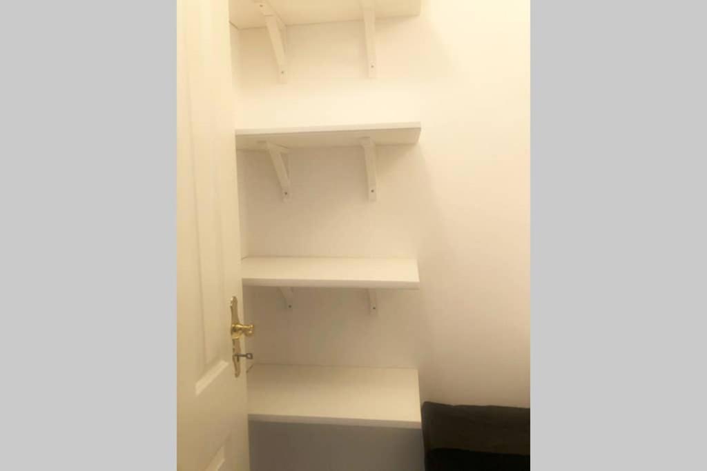 Gemuetliche Sanierte 1 Zimmer Wohnung Mit Privatem Parkplatz Im Zentrum Kiel Exterior foto